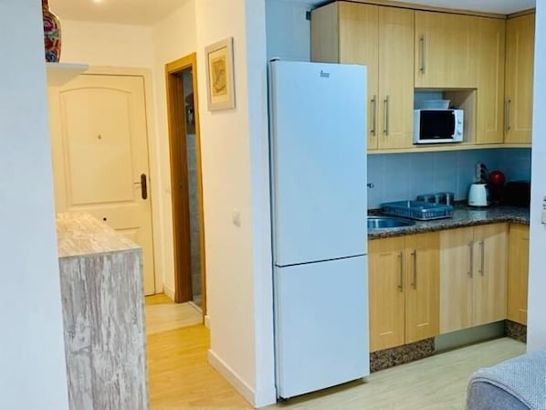 Fridge, microwave, coffee/tea maker, toaster - Fantastic La Cala 10! central, AC, 1 bedroom (La Cala de Mijas)