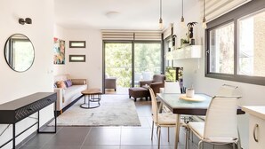 A modern kitchen with a dining area, large windows, and a view of the outdoors. - Luxury Oasis Tel Aviv Beach

2BD Apt & Parking 2 minute walk from the beach (Tel Aviv-Yafo)