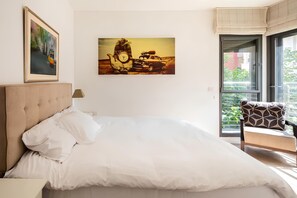 A bedroom with a large bed, a chair, a window, and a painting on the wall. - Luxury Oasis Tel Aviv Beach

2BD Apt & Parking 2 minute walk from the beach (Tel Aviv-Yafo)