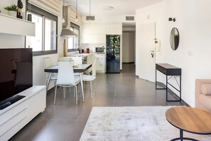 Interior - Luxury Oasis Tel Aviv Beach

2BD Apt & Parking 2 minute walk from the beach (Tel Aviv-Yafo)