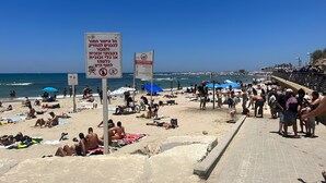 A crowded beach with people sunbathing and swimming. - Luxury Oasis Tel Aviv Beach

2BD Apt & Parking 2 minute walk from the beach (Tel Aviv-Yafo)
