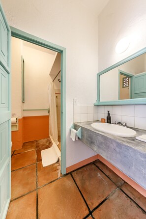 Quarto econômico, 2 camas de casal | Banheiro | Chuveiro, toalhas de banho, papel higiênico