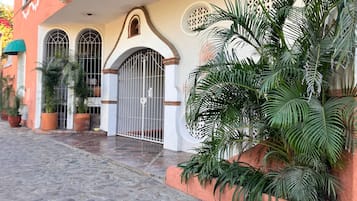 Vista frontal de la propiedad