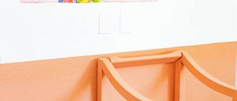 Quarto conforto, 1 cama King | Cofres nos quartos, Wi-Fi de cortesia, roupa de cama