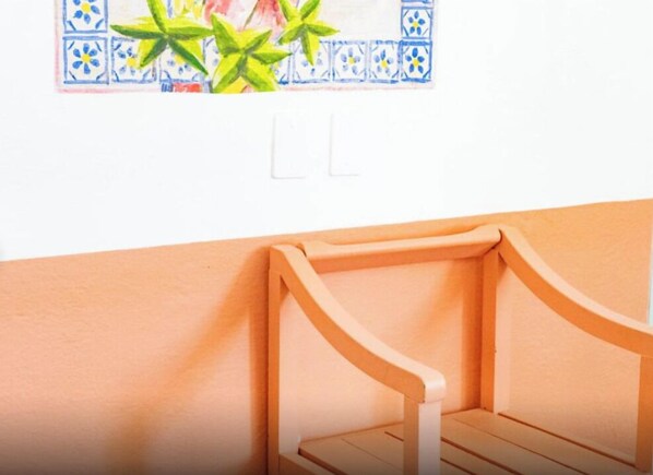 Quarto conforto, 1 cama King | Cofres nos quartos, Wi-Fi de cortesia, roupa de cama