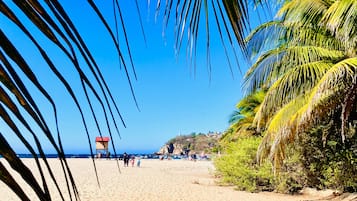 Playa en los alrededores, playa de arena blanca y toallas de playa