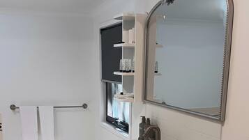 Shower, jetted bath, hair dryer, towels