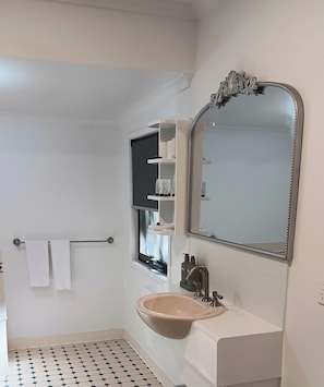 Shower, jetted tub, hair dryer, towels