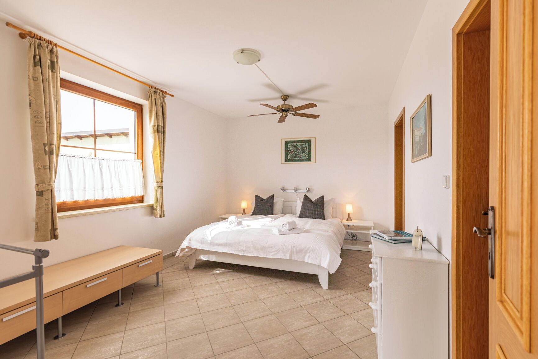 5 chambres, fer et planche à repasser, Wi-Fi, draps fournis