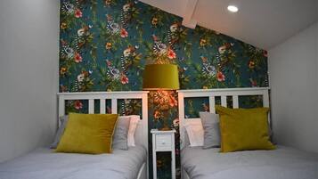 2 habitaciones, tabla de planchar con plancha, wifi y ropa de cama