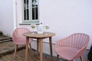 Outdoor dining - Yr Hen Beudy, Barn Conversion, Sleeps 4, Dogs Ok (Llansteffan)