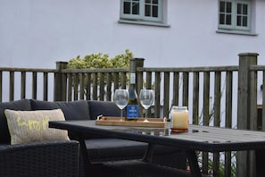 Outdoor dining - Yr Hen Beudy, Barn Conversion, Sleeps 4, Dogs Ok (Llansteffan)