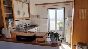 Kaffetrakter/tekoker, kjøleskap, mikrobølgeovn og ovn