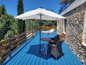 Outdoor dining - Eco-Friendly Villa - Hot Tub, Forest & Sea Access (Mastihari)