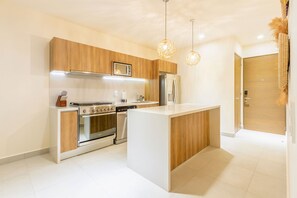 Réfrigérateur, four à micro-ondes, surface de cuisson