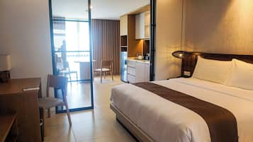 Junior Suite | 1 bedroom, desk, bed sheets