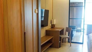 Junior Suite | 1 bedroom, desk, bed sheets