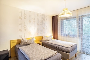 1 bedroom, free WiFi, bed sheets - Vacation apartment, 52 sqm, 1 bedroom, 1 living/bedroom, max. 4 persons (Künzelsau)