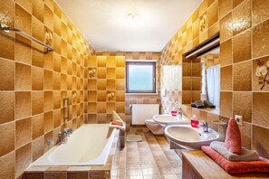Bathtub, hair dryer, towels - Vacation apartment, 52 sqm, 1 bedroom, 1 living/bedroom, max. 4 persons (Künzelsau)