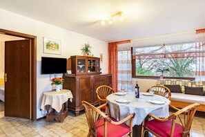 Dining - Vacation apartment, 52 sqm, 1 bedroom, 1 living/bedroom, max. 4 persons (Künzelsau)