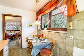 Dining - Vacation apartment, 52 sqm, 1 bedroom, 1 living/bedroom, max. 4 persons (Künzelsau)