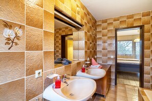 Bathtub, hair dryer, towels - Vacation apartment, 52 sqm, 1 bedroom, 1 living/bedroom, max. 4 persons (Künzelsau)