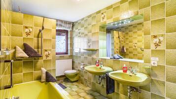 Badewanne, Haartrockner, Handtücher