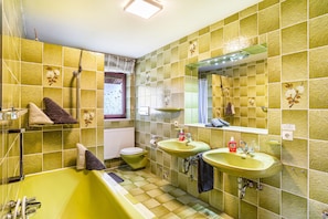 Baignoire, sĂšche-cheveux, serviettes fournies