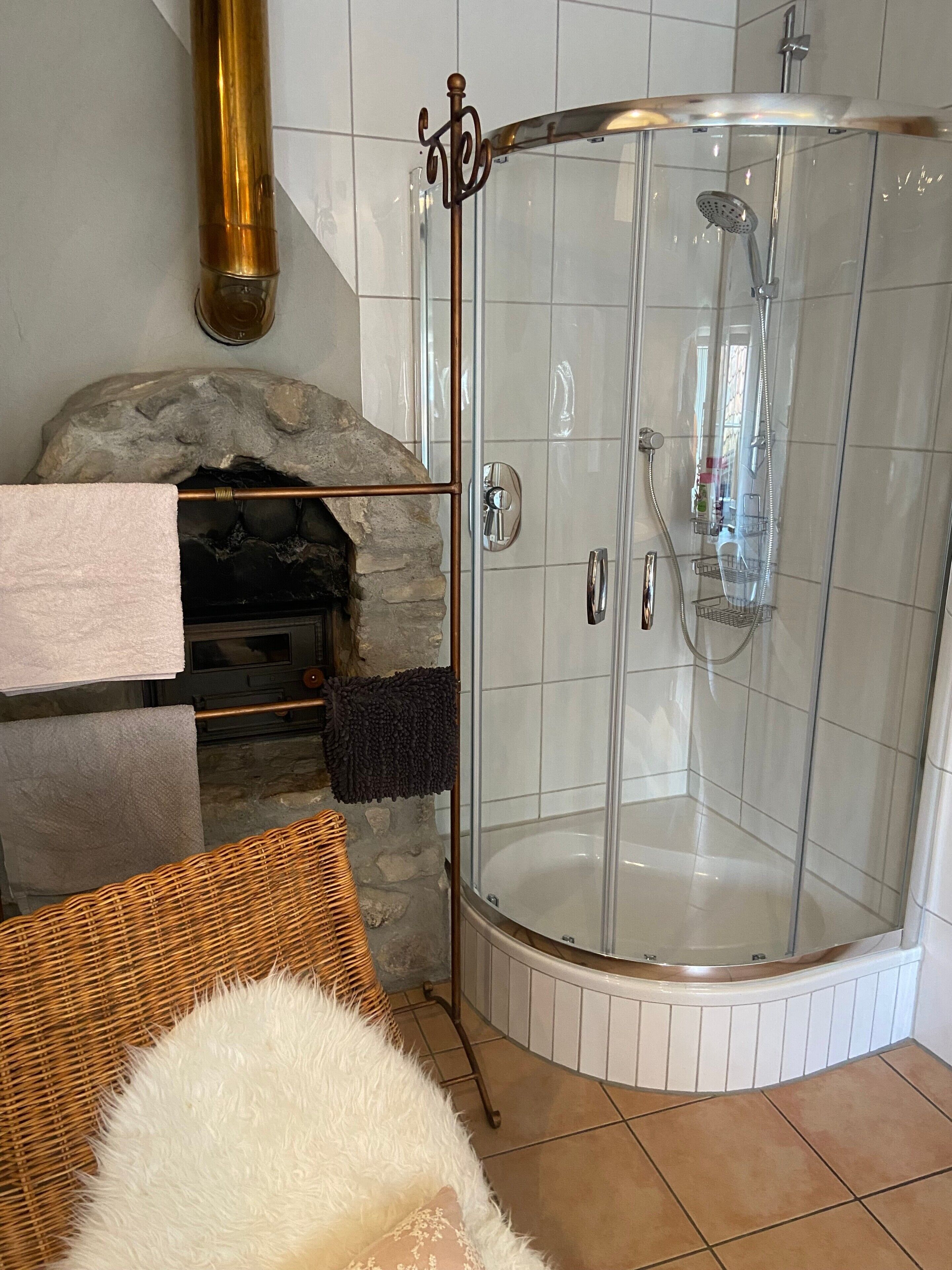 Dusche, Haartrockner, Handtücher