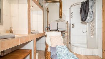 Douche, sĂšche-cheveux, serviettes fournies