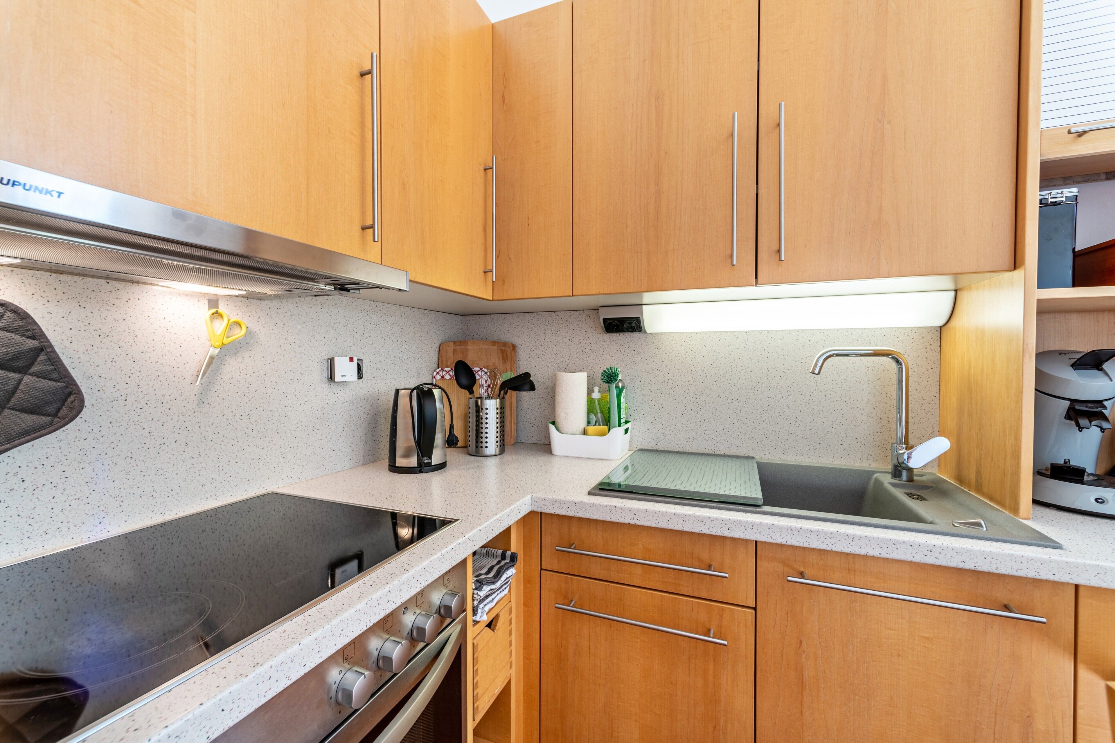 Kühlschrank, Ofen, Herdplatte, Wasserkocher mit Kaffee-/Teezubehör