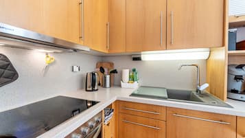 Kühlschrank, Ofen, Herdplatte, Wasserkocher mit Kaffee-/Teezubehör