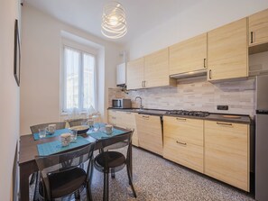 Een koelkast, een microgolfoven, een vaatwasser