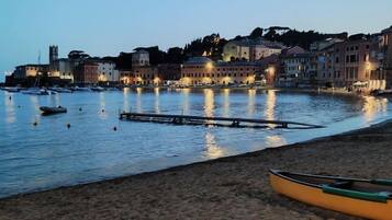 Una spiaggia nelle vicinanze