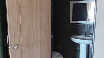 Basic Room | Bathroom | Shower, towels, soap, shampoo