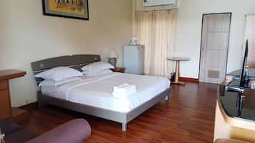 Deluxe Room | 1 bedroom, bed sheets