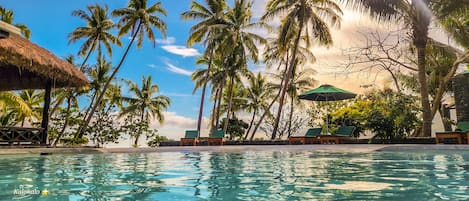 Una piscina al aire libre