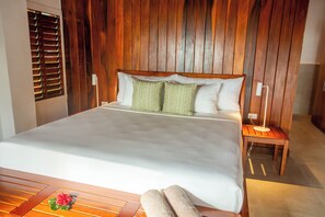 Habitación Deluxe con 1 cama matrimonial o 2 individuales, para no fumadores, vista parcial al mar | Ropa de cama de alta calidad y artículos del minibar gratis 