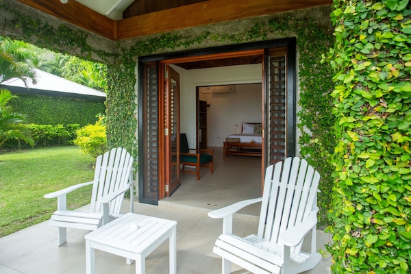 Deluxe Tek Büyük veya İki Ayrı Yataklı Oda, Sigara İçilmez, Kısmi Deniz Manzaralı | Kaliteli yatak takımı, ücretsiz minibar, odada kasa