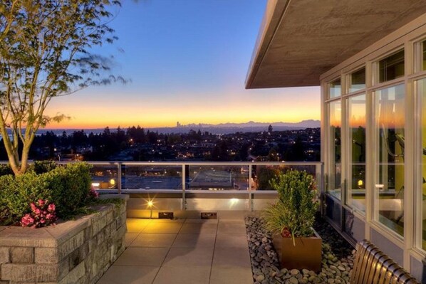 Terrace/patio - Deluxe Bellevue Studio w/ Gym & BBQ, nr Coffee Shops, by Blueground (Seattle)