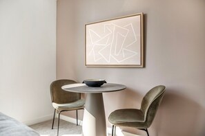 Dining - Deluxe Bellevue Studio w/ Gym & BBQ, nr Coffee Shops, by Blueground (Seattle)