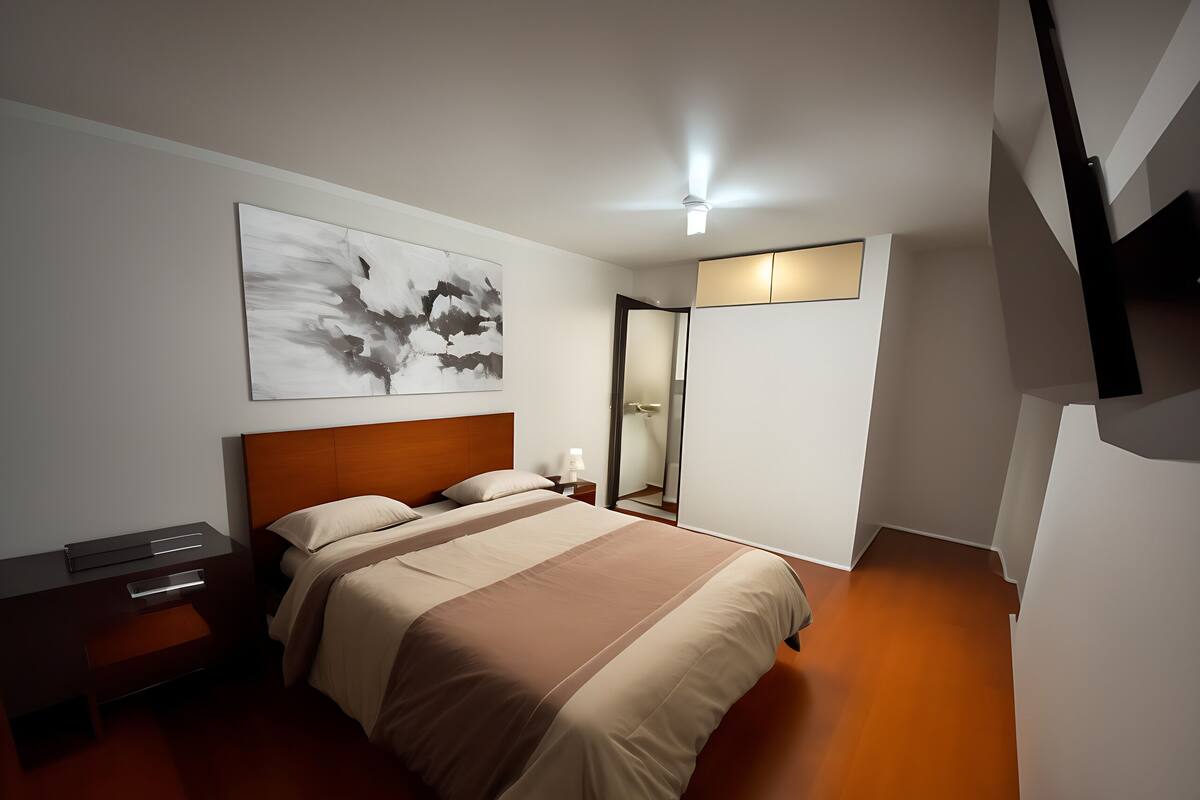 Un dormitorio moderno con cama, mesitas de noche, un espejo y una lámpara de techo.