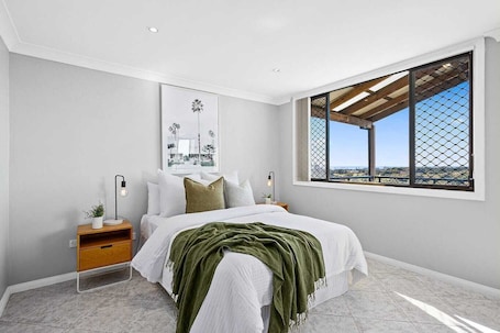 3 bedrooms, desk, iron/ironing board, free WiFi. Ocean-View Retreat for Family Getaways