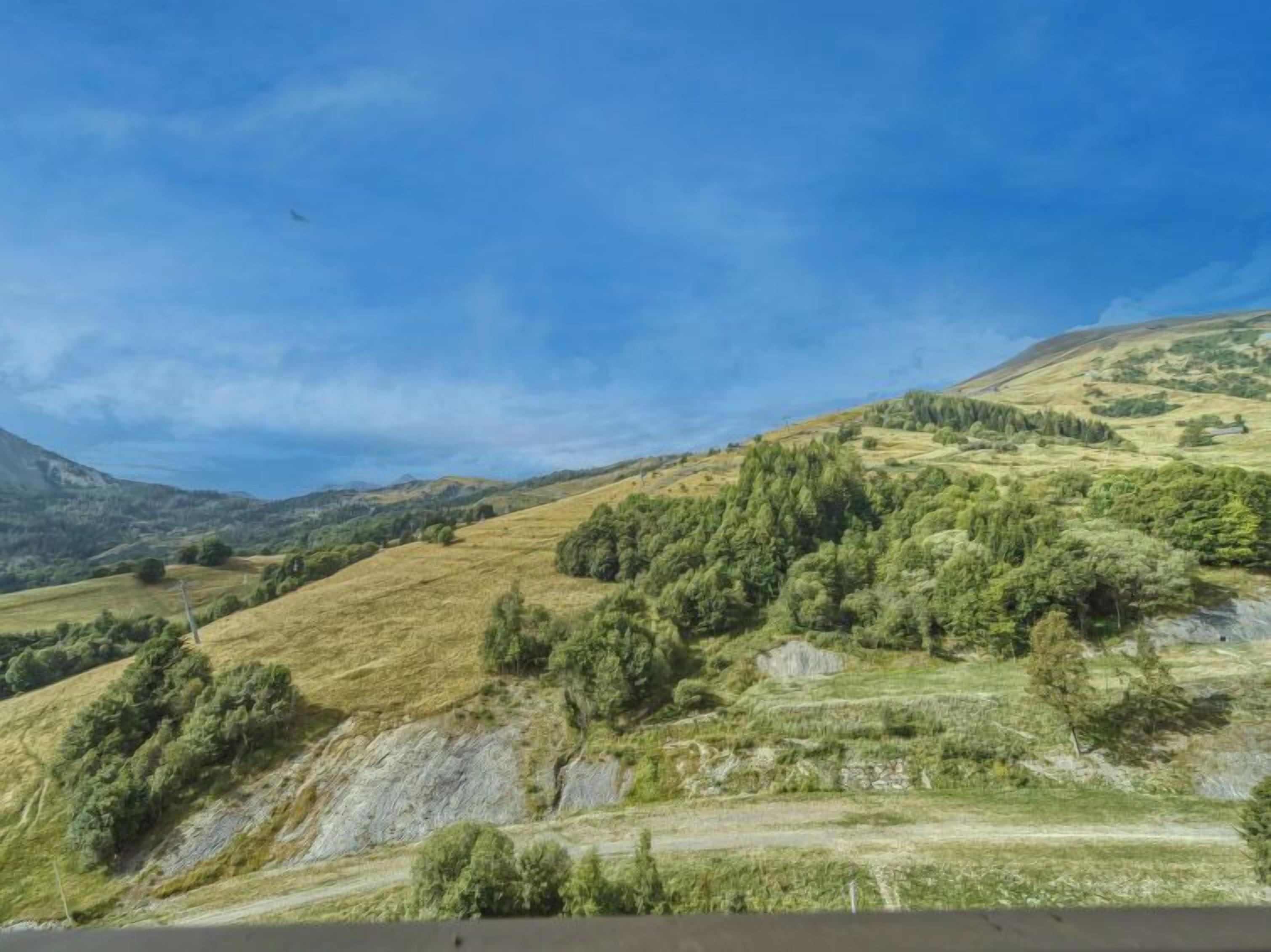 Vista panorámica de un paisaje montañoso bajo un cielo despejado.