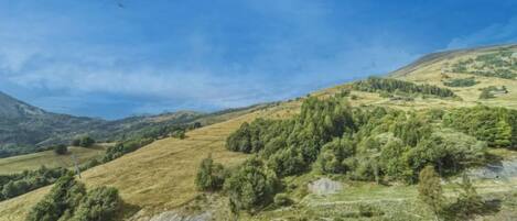 Vista panorámica de un paisaje montañoso bajo un cielo despejado.