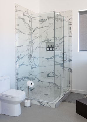 Hair dryer, towels, soap, toilet paper - Oasis with Pool, Spa, Views, and short walk from Joshua Tree Park (Joshua Tree)