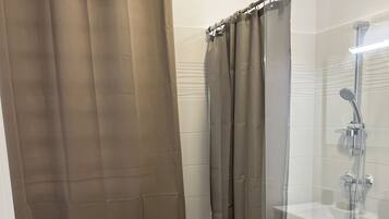 Douche, sĂšche-cheveux, serviettes fournies, savon