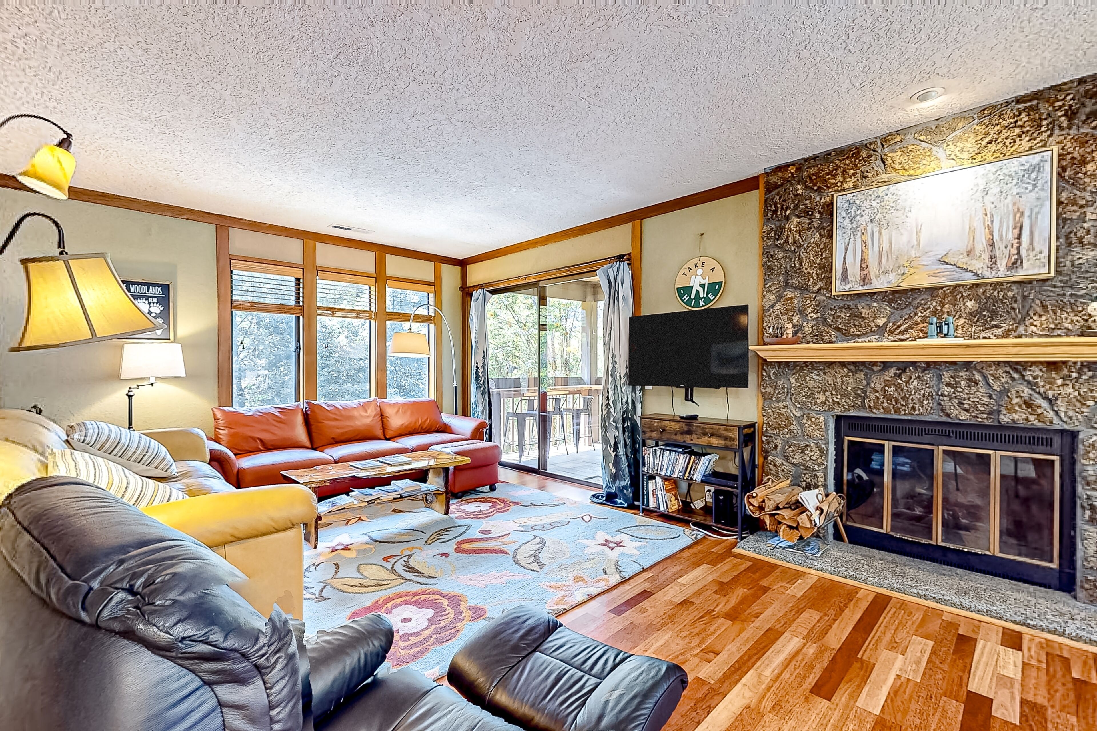 Riverfront condo with beautiful view, fireplace & deck - near best of Mt. Hood
