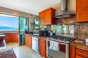 冰箱、微波炉、烤箱、炉灶