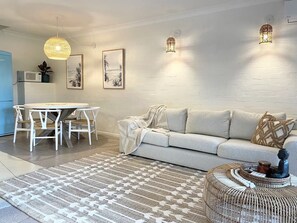 Căn hộ tiện nghi đơn giản | Khu phòng khách | Smart TV 